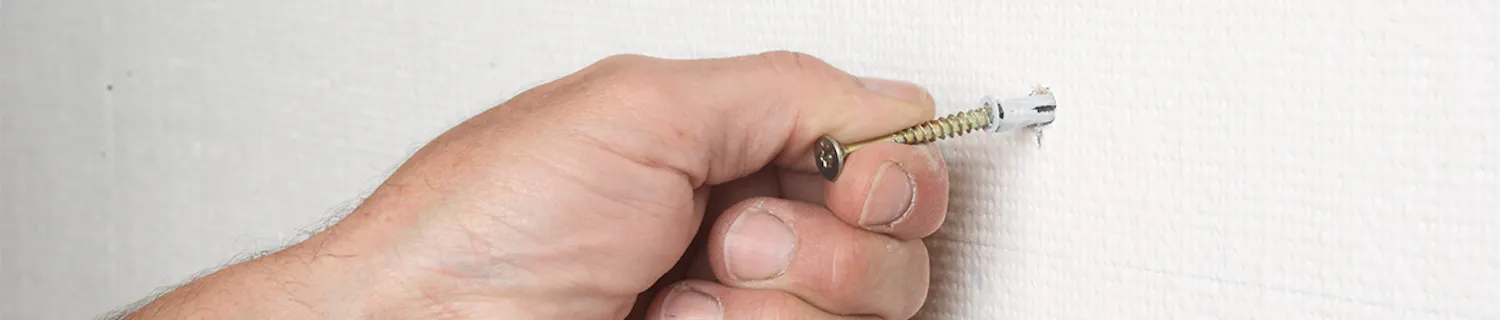 Murplugger ut av vegg Murplugger ut av veggen